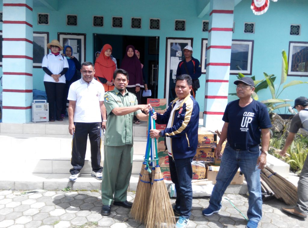 Aksi Bersih dan Penyerahan Bantuan Korban Banjir Sembalun