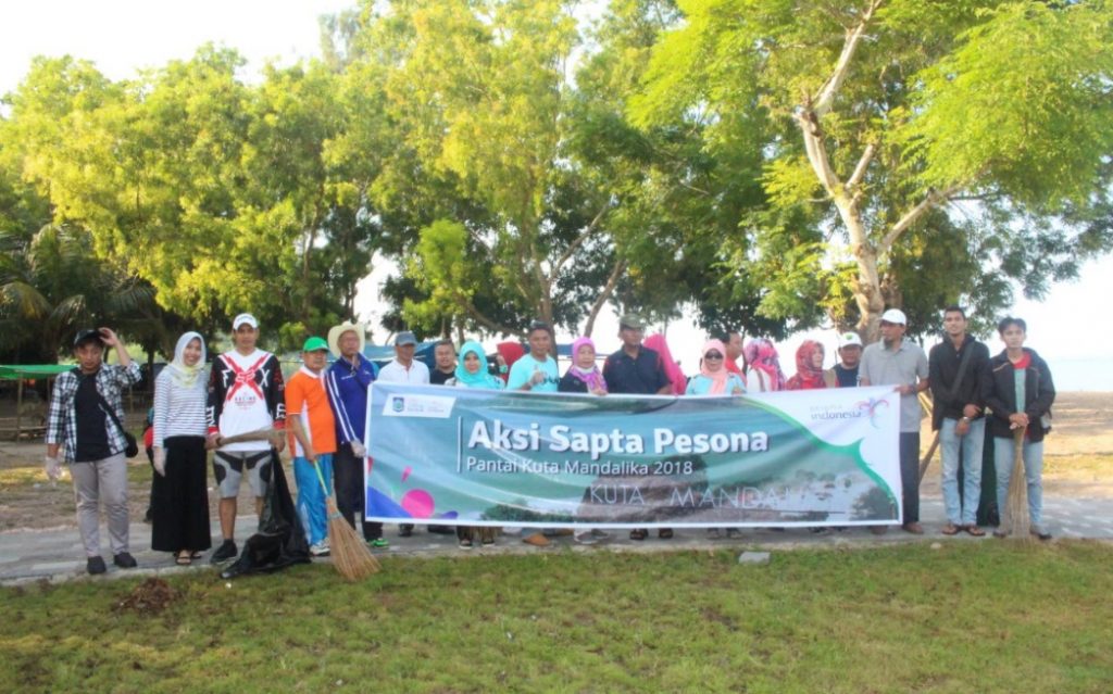 Aksi Sapta Pesona Pantai Kuta Mandalika Menjelang Puncak Bau Nyale 2018