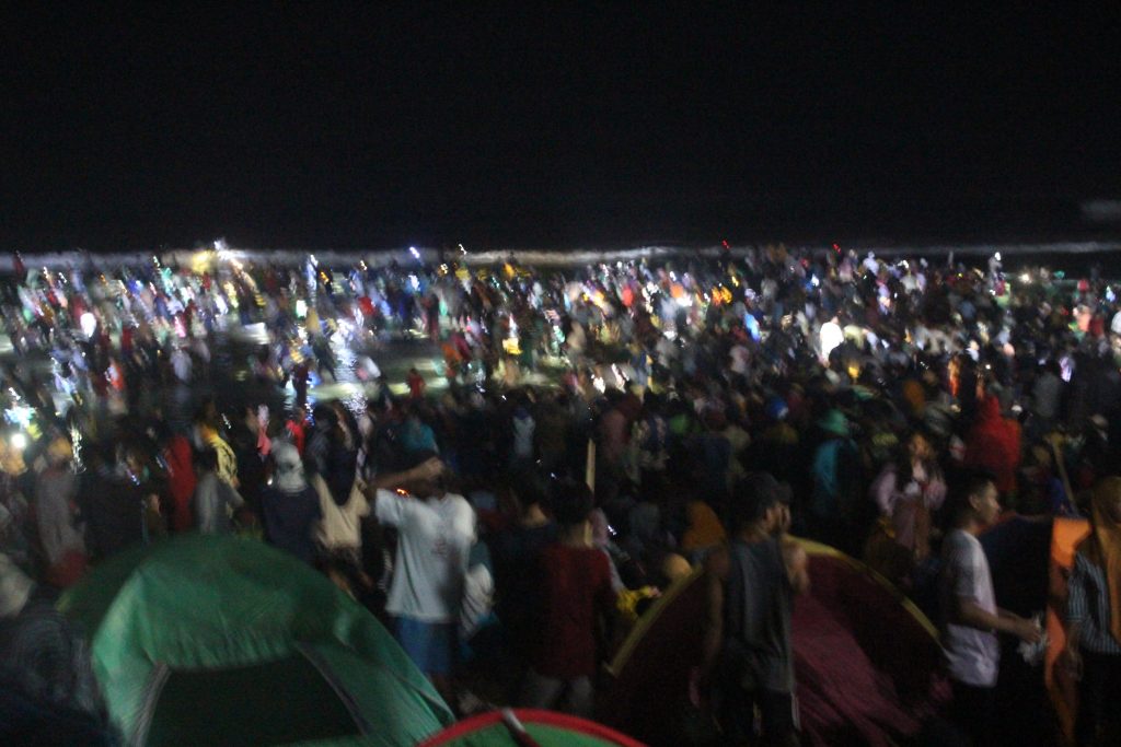 Ribuan Masyarakat Meriahkan Malam Puncak Penutupan Fesona Bau Nyale 2019