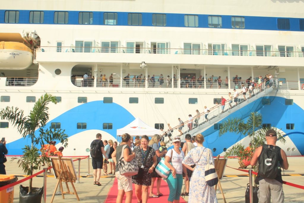 Kapal Pesiar AIDA CRUISE Merapat di Pelabuhan GiliMas Lembar Kapal Pesiar AIDA CRUISE Merapat di Pelabuhan GiliMas Lembar