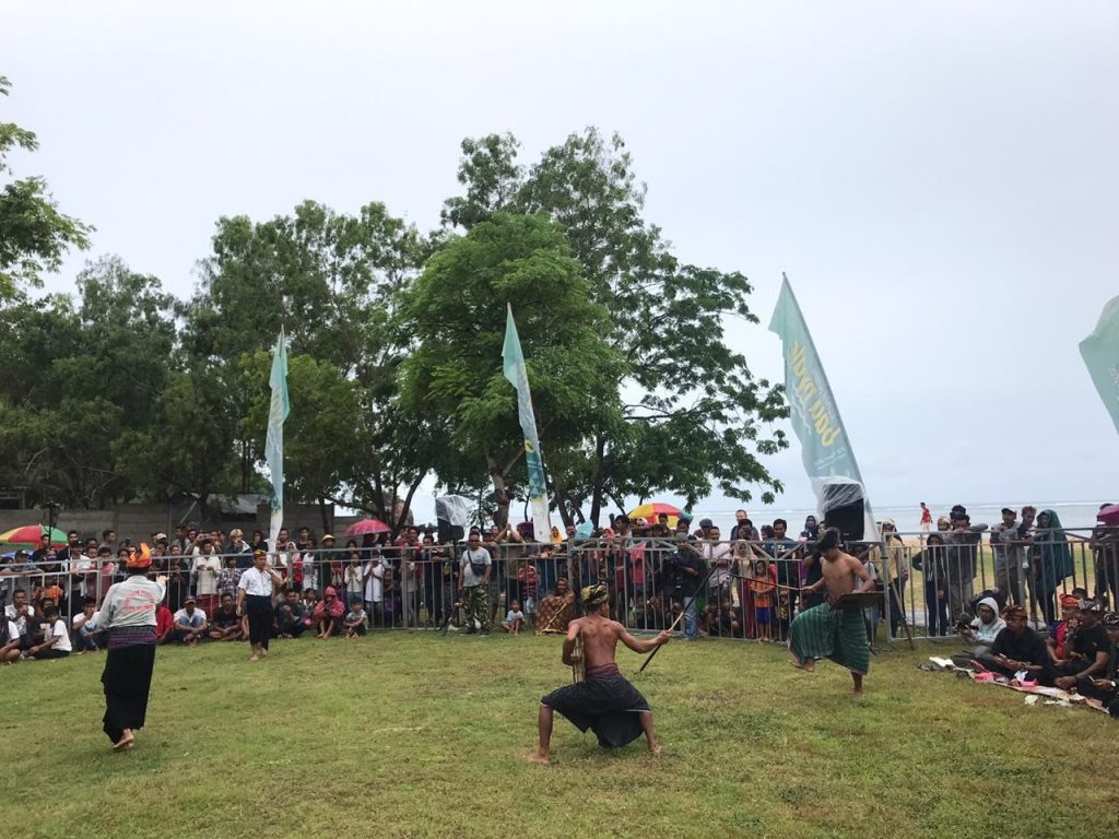 Pertarungan Sengit Peresean Meriahkan Festival Pesona Bau Nyale 2020