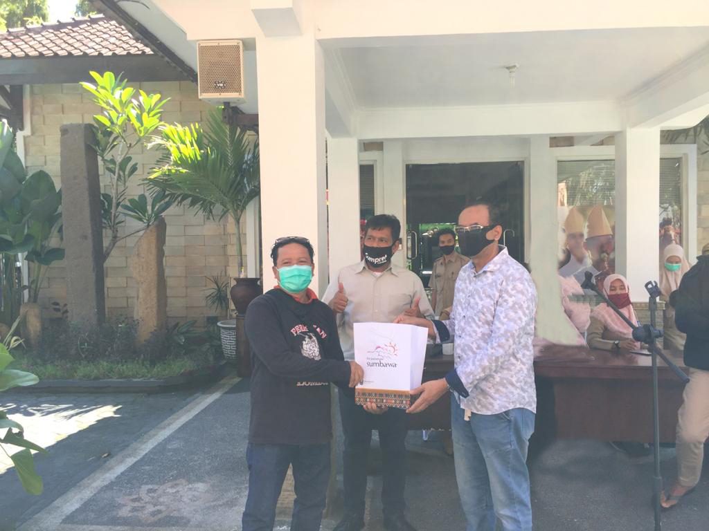 Pembagian Sembako Kepada Industri Pariwisata Bersama Politeknik Pariwisata Negeri Lombok Pembagian Sembako Kepada Industri Pariwisata Bersama Politeknik Pariwisata Negeri Lombok
