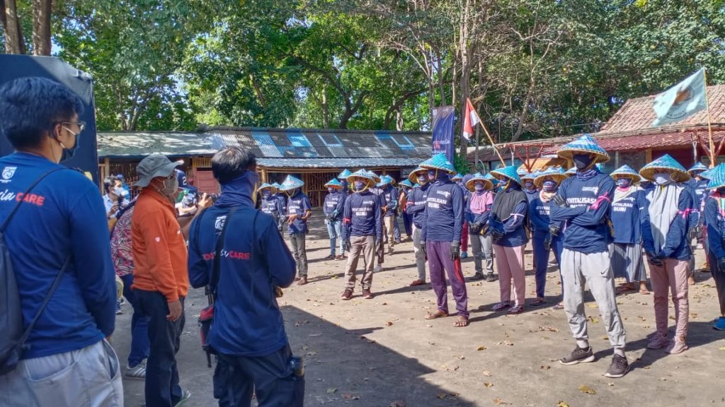 Aksi Bersih-Bersih Pada Kegiatan Lanjutan Revitalisasi Bumi di Gili Lampu Kabupaten Lombok Timur Aksi Bersih-Bersih Pada Kegiatan Lanjutan Revitalisasi Bumi di Gili Lampu Kabupaten Lombok Timur